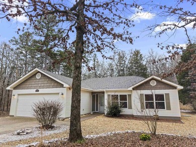 Enjoy Village living in this move-in ready home ideally located on Ponce De Leon Golf Course in Arkansas - for sale on GolfHomes.com, golf home, golf lot