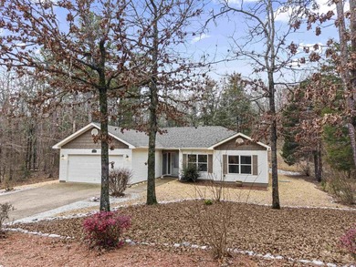 Enjoy Village living in this move-in ready home ideally located on Ponce De Leon Golf Course in Arkansas - for sale on GolfHomes.com, golf home, golf lot