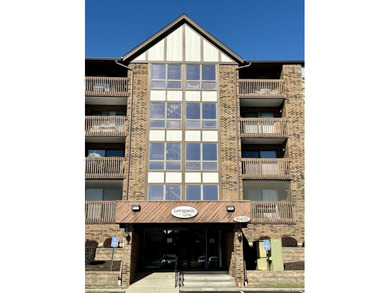 Welcome to this spacious 2-bedroom, 2-bath condo in an elevator on Stony Creek Golf Course in Illinois - for sale on GolfHomes.com, golf home, golf lot