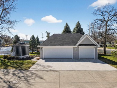 Turnkey luxury with extraordinary frontage on Syracuse Lake on Maxwelton Golf Club, Inc. in Indiana - for sale on GolfHomes.com, golf home, golf lot