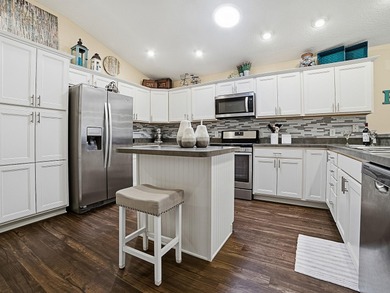 BEAUTIFULLY MAINTAINTED 2/2 MOONSTONE PATIO VILLA with separate on Pennbrooke Fairways in Florida - for sale on GolfHomes.com, golf home, golf lot