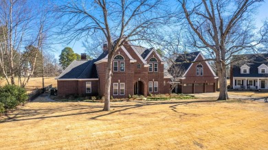Don't miss this updated stately classic 4 bedroom, 3.5 bath home on Maumelle Golf and Country Club in Arkansas - for sale on GolfHomes.com, golf home, golf lot