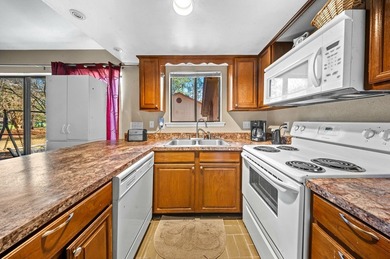 Charming Rayburn Country Condo Near Resort & Lake Enjoy on Rayburn Country Club in Texas - for sale on GolfHomes.com, golf home, golf lot