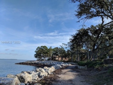 8th fairway vistas Oyster Reef Golf Course. 1-story home w/ on Dolphin Head Golf Club in South Carolina - for sale on GolfHomes.com, golf home, golf lot