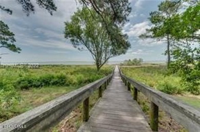 8th fairway vistas Oyster Reef Golf Course. 1-story home w/ on Dolphin Head Golf Club in South Carolina - for sale on GolfHomes.com, golf home, golf lot