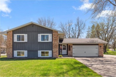 Absolutely meticulously maintained split entry home on corner, 0 on Forest Hills Golf Club in Minnesota - for sale on GolfHomes.com, golf home, golf lot