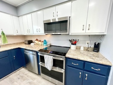 Come live in Horseshoe Bend Arkansas! 2 bed 2 bath home, walk in on Cedar Glade Golf Course in Arkansas - for sale on GolfHomes.com, golf home, golf lot