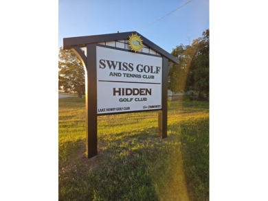 Don't miss this immaculate 2BR/2BA, 1248 sq. ft. home in the on Lake Henry Golf Club in Florida - for sale on GolfHomes.com, golf home, golf lot