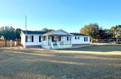 Step into your very own tropical oasis! This backyard is on The Links of Spruce Creek in Florida - for sale on GolfHomes.com, golf home, golf lot