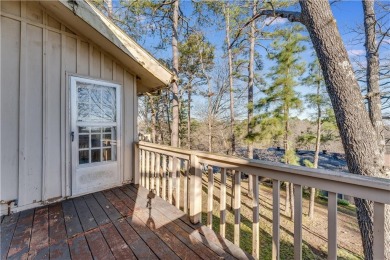 This adorable Bella Vista townhome is now available for sale on Bella Vista Country Club - Kingswood in Arkansas - for sale on GolfHomes.com, golf home, golf lot