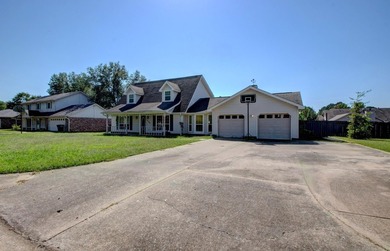Welcome to this spacious 3 bedroom, 3 full bath home in the on Foxwood Golf Club in Arkansas - for sale on GolfHomes.com, golf home, golf lot