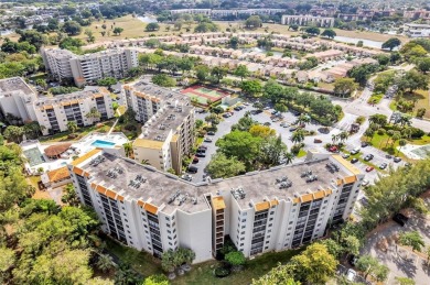This bright 2-bedroom, 2-bath corner unit offers comfortable on Inverrary Country Club in Florida - for sale on GolfHomes.com, golf home, golf lot