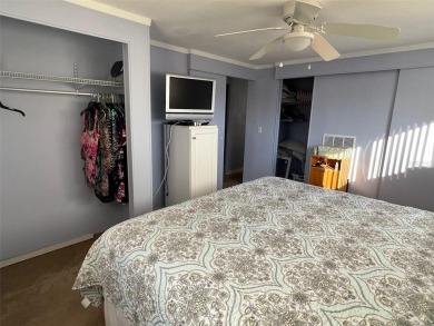 Delight in this nicely appointed two-bedroom, two-bathroom on Palm Hill Golf Club in Florida - for sale on GolfHomes.com, golf home, golf lot
