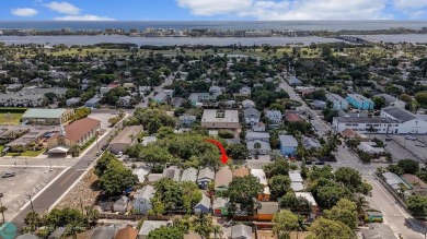 AMAZING LOCATION! This charming 3BR/1.5BA downtown cottage is on Lake Worth Municipal Golf Course in Florida - for sale on GolfHomes.com, golf home, golf lot
