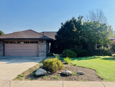 This beautifully maintained single-level home is tucked away on on Oak Knoll Golf Course in Oregon - for sale on GolfHomes.com, golf home, golf lot
