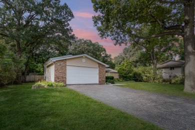 Beautifully updated 4-level split in Oak Meadows offering nearly on St. Andrews Golf and Country Club in Illinois - for sale on GolfHomes.com, golf home, golf lot