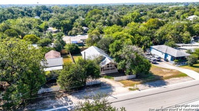 Charming 1920s bungalow in the heart of New Braunfels! This 2 on Landa Park Golf Course in Texas - for sale on GolfHomes.com, golf home, golf lot
