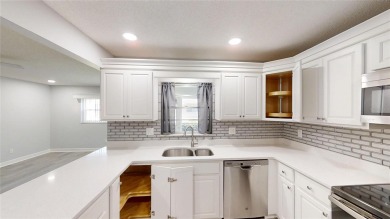 Spacious 2/2 Montgomery Model Villa with 2-Car Garage in on On Top of the World Golf Course in Florida - for sale on GolfHomes.com, golf home, golf lot