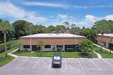 Beautifully renovated villa in the heart of Jupiter!  One level on The Golf Club of Jupiter in Florida - for sale on GolfHomes.com, golf home, golf lot