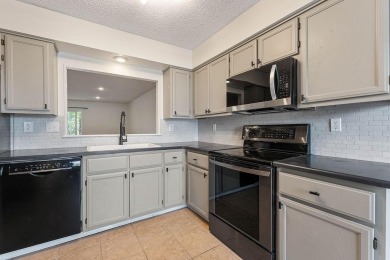 Updated townhouse near biking trails! This 2 bedroom, 1 1/2 bath on Bella Vista - Metfield Golf Complex and Country Club in Arkansas - for sale on GolfHomes.com, golf home, golf lot