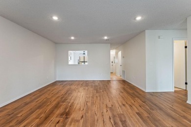 Updated townhouse near biking trails! This 2 bedroom, 1 1/2 bath on Bella Vista - Metfield Golf Complex and Country Club in Arkansas - for sale on GolfHomes.com, golf home, golf lot