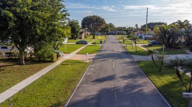 Fantastic one story 3 bed, 2 bath, 2 car garage, 1,666 sqft on Lone Pine Golf Club in Florida - for sale on GolfHomes.com, golf home, golf lot