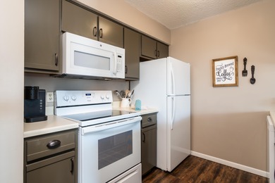 Beautiful, 1-bedroom/1-bath condo overlooking the 18th fairway on Pointe Royale Village Country Club in Missouri - for sale on GolfHomes.com, golf home, golf lot