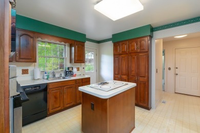 Lovingly maintained 2BR/2BA home with bonus room and extra-large on Mill Creek Country Club in North Carolina - for sale on GolfHomes.com, golf home, golf lot