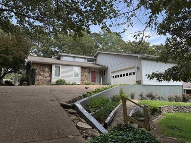 INDIAN HILLS GOLF COURSE BEAUTY!!  Step into the entryway & be on Indian Hills Country Club in Arkansas - for sale on GolfHomes.com, golf home, golf lot