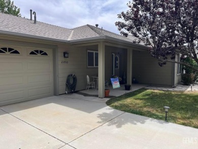 Enjoy peaceful golf course living in this beautifully maintained on Oak Tree Country Club in California - for sale on GolfHomes.com, golf home, golf lot