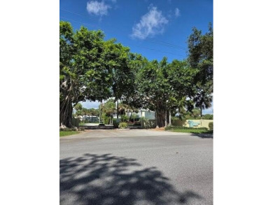 Priced to Sell! A Must See! Don't miss this light and bright on Martin County Golf Course in Florida - for sale on GolfHomes.com, golf home, golf lot