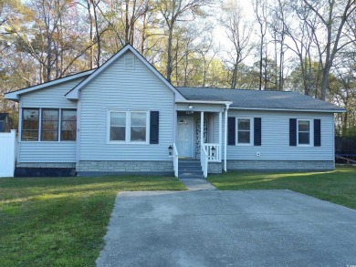 Great home. 3 bedrooms/2 bathrooms.  All new flooring and fresh on Arrowhead Country Club in South Carolina - for sale on GolfHomes.com, golf home, golf lot