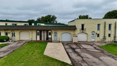 Enjoy beautiful, low-maintenance living in this updated 914 sq on Smoky Hill Country Club in Kansas - for sale on GolfHomes.com, golf home, golf lot