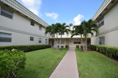 Live the relaxed Florida lifestyle in Kings Point! Second floor on Addison Reserve in Florida - for sale on GolfHomes.com, golf home, golf lot