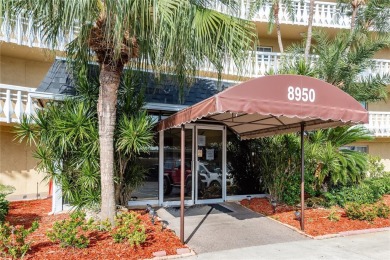 CHARMING STUDIO/EFFICIENCY WITH RESORT-STYLE AMENTIES. Welcome on Seminole Lake Country Club in Florida - for sale on GolfHomes.com, golf home, golf lot