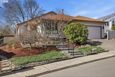 One of the Best Custom Floor Plans in Fairway Village. This on Fairway Village Golf and Country Club in Washington - for sale on GolfHomes.com, golf home, golf lot