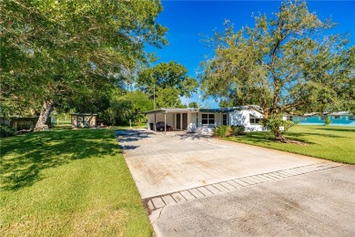 Charming 2-bed, 1-bath home on nearly half an acre (.45+/-) in on Sandridge Golf Course and Club in Florida - for sale on GolfHomes.com, golf home, golf lot