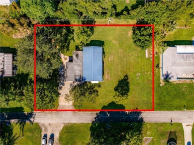 Charming 2-bed, 1-bath home on nearly half an acre (.45+/-) in on Sandridge Golf Course and Club in Florida - for sale on GolfHomes.com, golf home, golf lot
