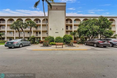 Do you like golf? This is the perfect home for you.  2 Bedroom/ on Wynmoor Golf Course in Florida - for sale on GolfHomes.com, golf home, golf lot
