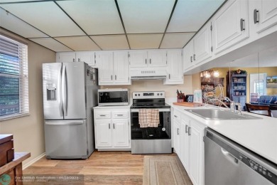 Do you like golf? This is the perfect home for you.  2 Bedroom/ on Wynmoor Golf Course in Florida - for sale on GolfHomes.com, golf home, golf lot