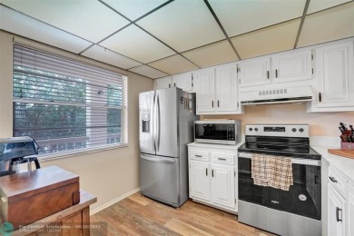 Do you like golf? This is the perfect home for you.  2 Bedroom/ on Wynmoor Golf Course in Florida - for sale on GolfHomes.com, golf home, golf lot