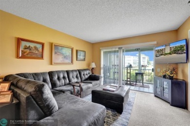 Do you like golf? This is the perfect home for you.  2 Bedroom/ on Wynmoor Golf Course in Florida - for sale on GolfHomes.com, golf home, golf lot