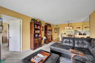 Do you like golf? This is the perfect home for you.  2 Bedroom/ on Wynmoor Golf Course in Florida - for sale on GolfHomes.com, golf home, golf lot
