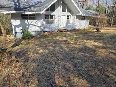 This wonderful 3 bedroom, 2 bath Cherokee Village home sits in a on Cherokee Village North Course in Arkansas - for sale on GolfHomes.com, golf home, golf lot