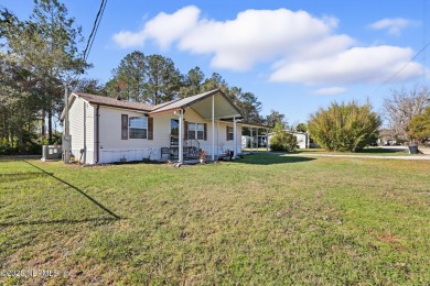 Welcome to 105 Putter Ln, a charming single-family home perfect on The Oaks Golf Club in Florida - for sale on GolfHomes.com, golf home, golf lot