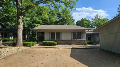 Single level, 3bed/2bath townhouse with 2 parking spaces that is on Bella Vista Country Club - Berksdale in Arkansas - for sale on GolfHomes.com, golf home, golf lot