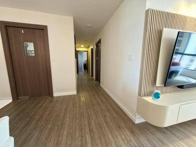 Luxury Golf Villa with Canal and City Skyline Views

Residential on  in  - for sale on GolfHomes.com, golf home, golf lot