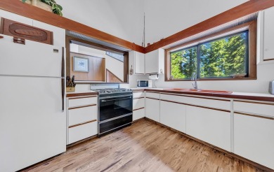 Experience the perfect blend of comfort and recreation at this on Lake Almanor West Golf Course in California - for sale on GolfHomes.com, golf home, golf lot