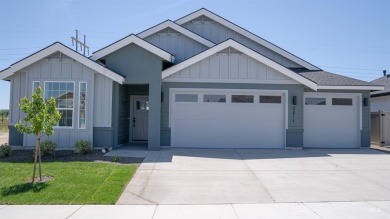This beautiful home features 3 bedrooms, 2 bathrooms and an on Hunters Point Golf Club in Idaho - for sale on GolfHomes.com, golf home, golf lot