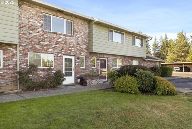 This spacious 3 bedroom + Bonus/4th bedroom condo offers room to on  in Oregon - for sale on GolfHomes.com, golf home, golf lot